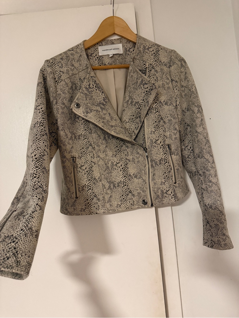 cupcakes & cashmere Taupe Snake-Print Cropped Jacket